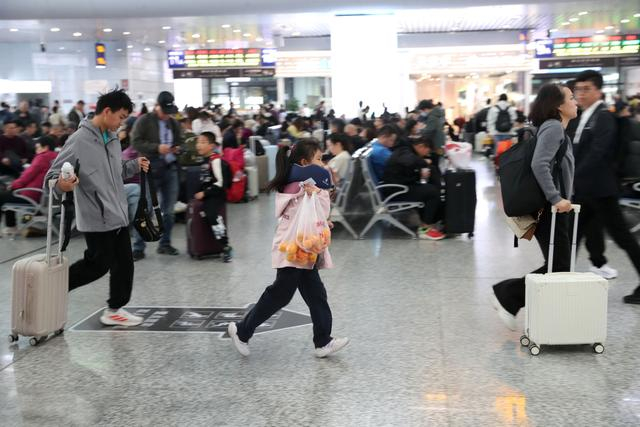 11月12日，浙江宁波，铁路宁波站迎来秋假出游高峰，青少年旅客准备乘车。视觉中国 图