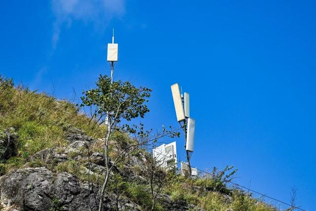 图：贵州移动在花江峡谷大桥周围高山上的5G基站