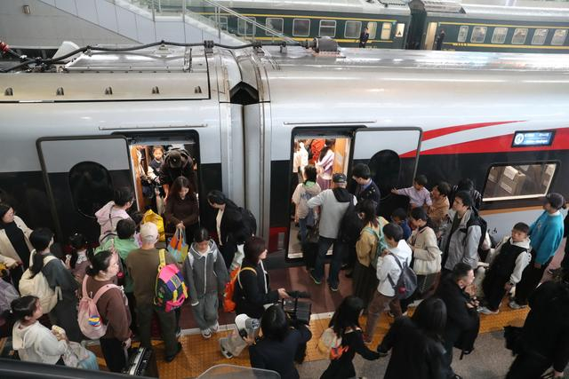 11月12日，浙江宁波，铁路宁波站迎来秋假出游高峰，旅客在上高铁。视觉中国 图