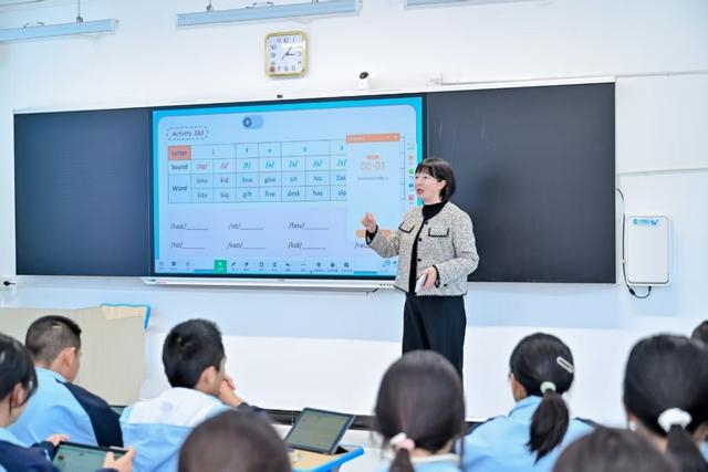 图：兴仁市实验中学张老师正在使用精准教学云平台为同学们上课