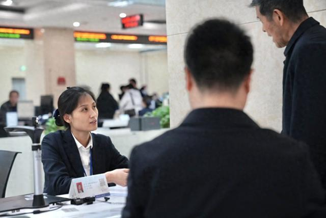 11月10日，企业代表在太原市行政审批服务管理局办事大厅咨询。澎湃新闻记者 王珏玮 图