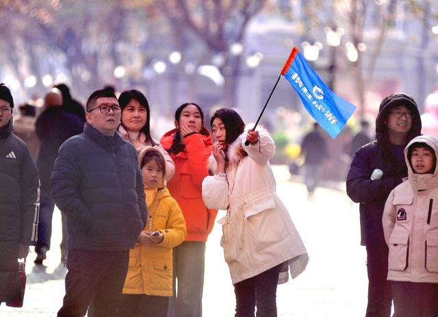 11月12日，来自南方游客在哈尔滨中央大街游玩。视觉中国 图