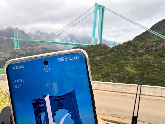 图：贵州移动联合华为在花江峡谷大桥人流高密区域开通5G-A网络