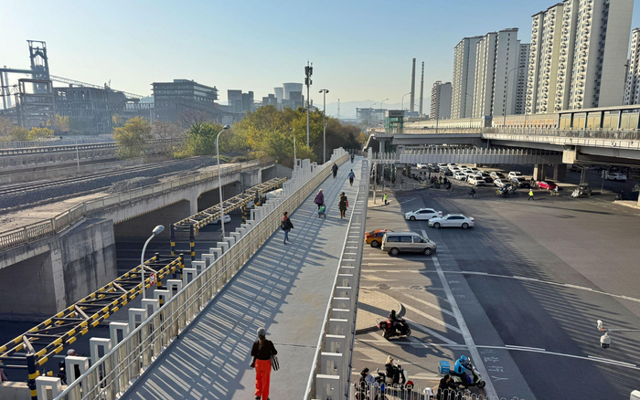金安桥路口天桥启用后，路口交通秩序明显好转。新京报记者 王贵彬 摄
