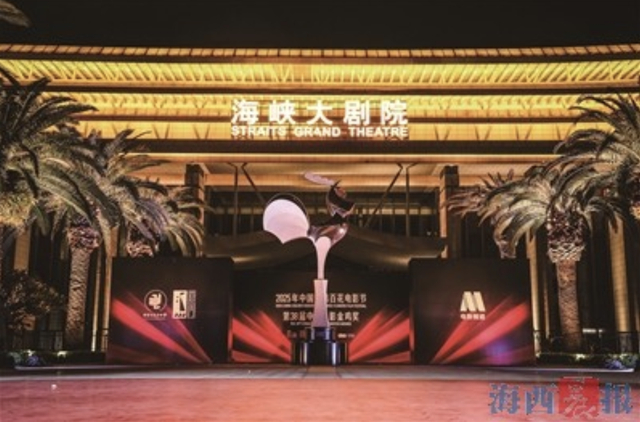 梦想大道终点设置一座金鸡造型雕塑。记者 邵育洋 摄