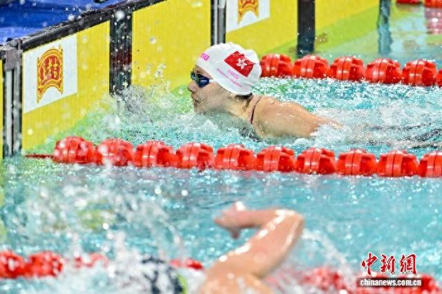 11月13日晚，第十五届全运会女子200米自由泳决赛在深圳大运中心游泳馆开赛，香港选手何诗蓓夺得冠军。 中新社记者 韦亮 摄