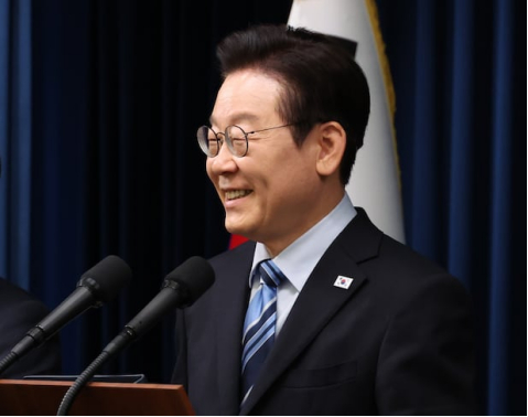 当地时间14日，李在明在新闻发布会上发表讲话 图源：韩媒