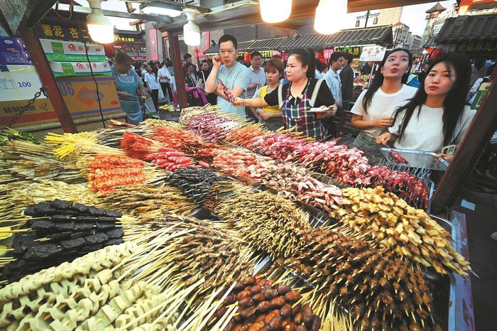     烤串是夜市的经典美食。新华社发 李俊生 摄