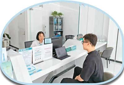 在国网武汉供电公司金银湖供电服务站,工作人员在“AI数字员工”的辅助下,为客户办理业务。受访者供图