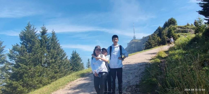 作者和她的两个娃。