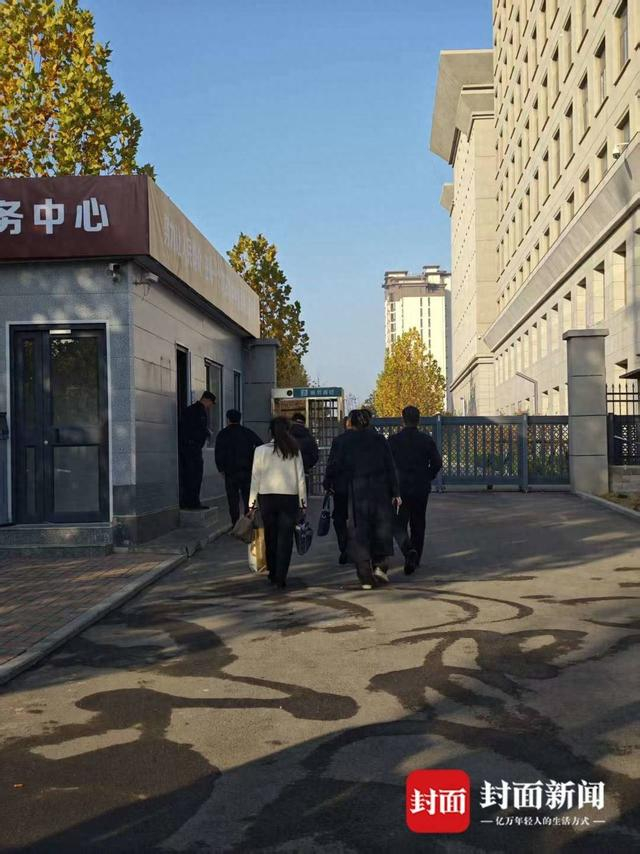法院门口 （张奕丹 摄）