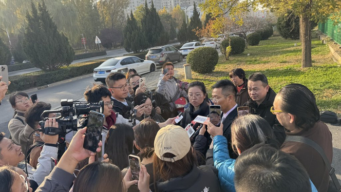 11月13日8时30分，长治市中级人民法院门口，申红良的女儿、辩护人接受媒体采访。本文图除署名外均为澎湃新闻记者 常益 图