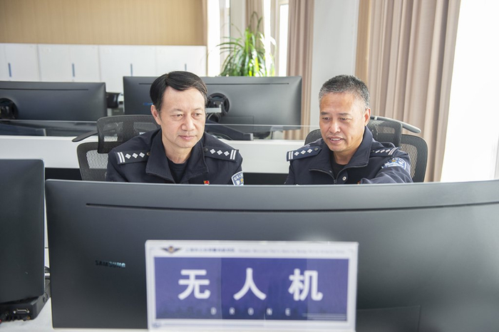 警方紧盯非法改装、破解飞控系统等违法行为，开展精准查处打击。  上海市公安局 供图