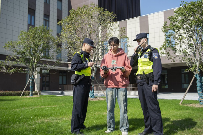 警方指导市民规范使用无人机  上海市公安局 供图
