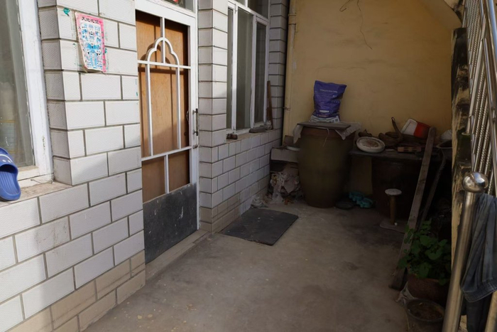 申红良刺伤郭勇强的客厅东侧窗台处，如今水泥地上仍可见淡淡的血痕。