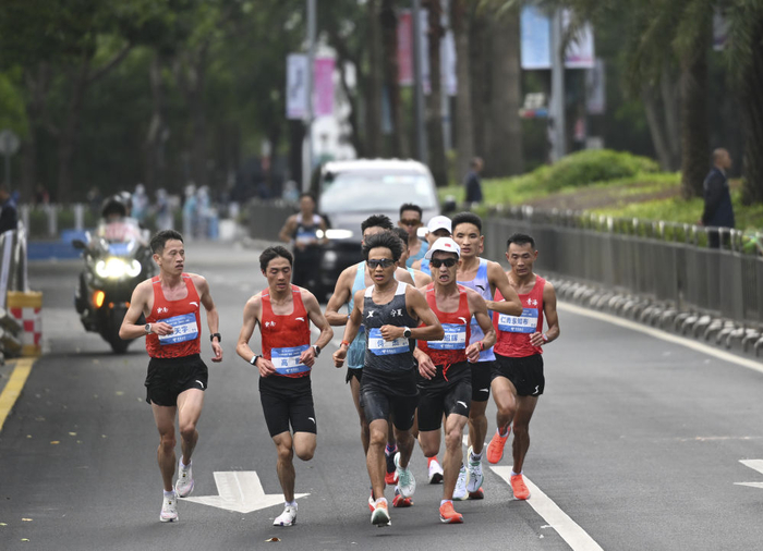 11月15日，參賽選手在比賽中。個跨新華社記者 連振 攝