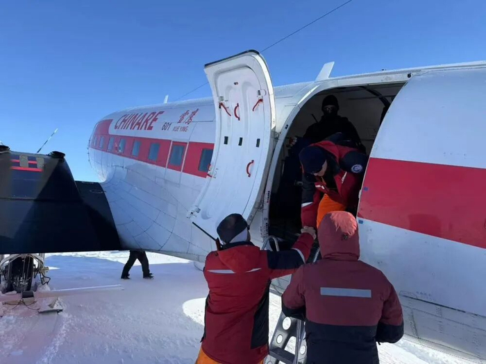 北京时间11月10日，中国极地固定翼飞机“雪鹰601”在俄罗斯和平站开展病员转运工作。新华社发（赵端然 摄）