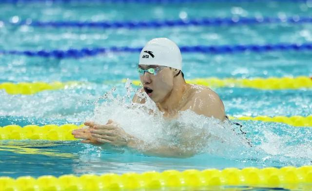 △男子100米蛙泳决赛，覃海洋夺冠。