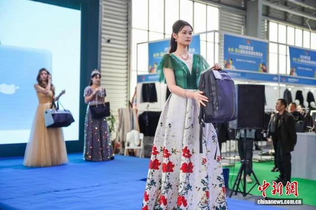 模特展示蓝山箱包。蓝山县委宣传部供图