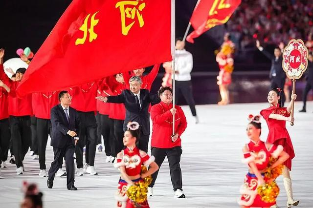 △十五运会开幕式，巩立姣担任河北代表团旗手。