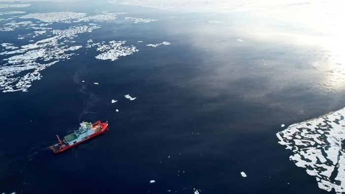 2025年7月24日，空中鸟瞰北冰洋，海冰快速消融。