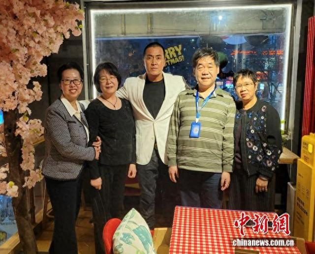 那志东和陈宝仓将军后人在北京某茶馆的初次见面。受访者供图