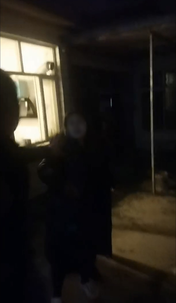 案发当晚，申红良女儿拍摄的视频，显示申红良伸手制止郭家人上前。受访者 供图