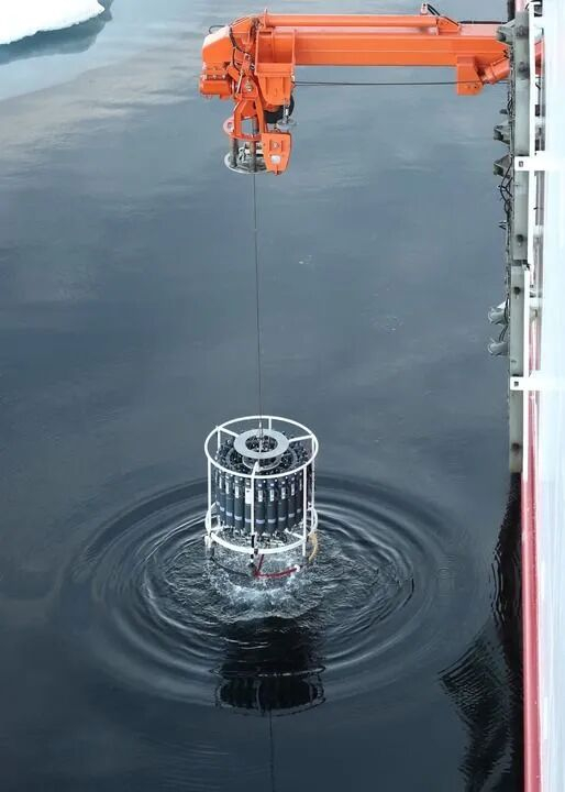 2025年8月2日，科考队员正在回收CTD。