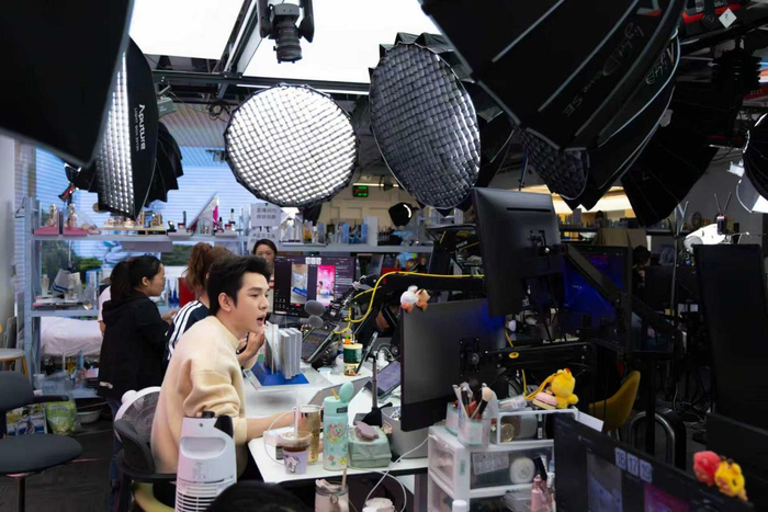 2025年“双11”,李佳琦直播间深夜现场