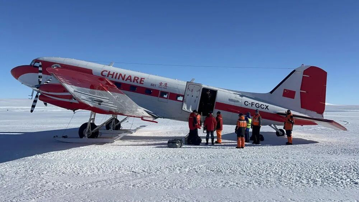 北京时间11月14日，中国极地固定翼飞机“雪鹰601”抵达俄罗斯新拉扎列夫站。新华社发（祝标 摄）
