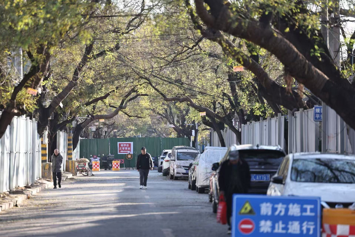 正在更新中的长辛店大街。新京报记者 王飞 摄
