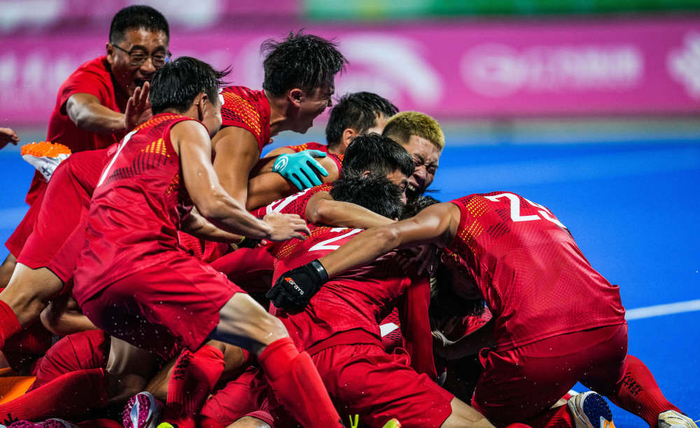 11月15日，内蒙古队球员在比赛后庆祝胜利。新华社记者 陶亮 摄