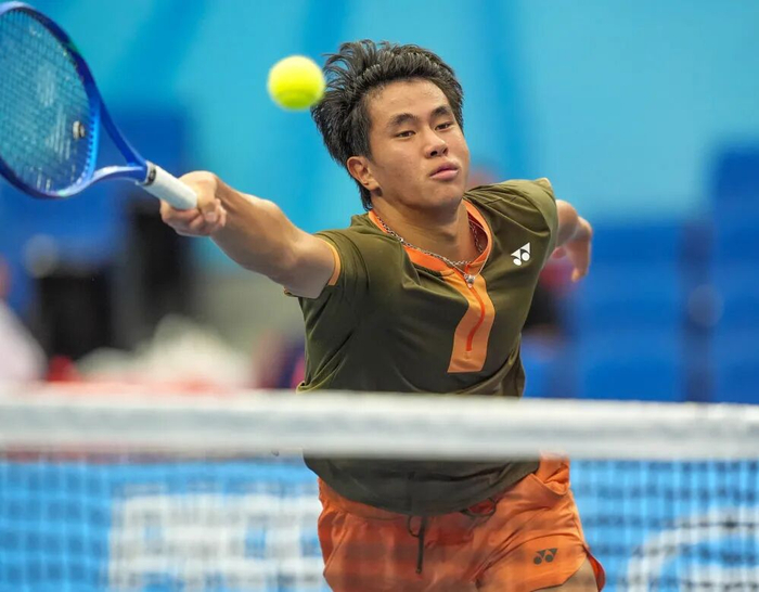 11月10日，湖北队选手陈烨在单打比赛中回球。新华社记者 颜麟蕴 摄