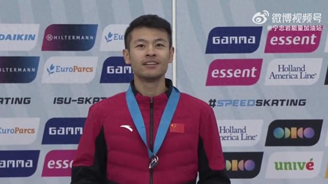 宁忠岩在颁奖仪式上（图源见水印）