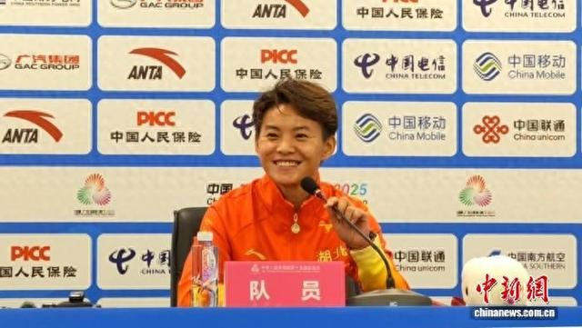 湖北女足球员王霜赛后接受媒体采访
