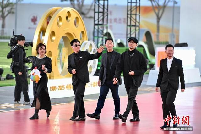 11月15日，第38届中国电影金鸡奖红毯仪式在福建厦门举行。图为电影《长安的荔枝》剧组亮相红毯仪式。中新社记者 王东明 摄