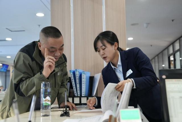 11月13日，灵石县营商环境局工作人员为企业代表介绍办事流程。 澎湃新闻记者 王珏玮 图