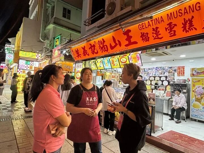 梁葵枝（左）接受记者采访。新华社记者 李春宇 摄