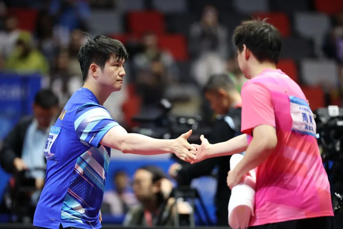 11月10日，樊振东（左）在比赛后和周雨握手。新华社记者 刘续 摄