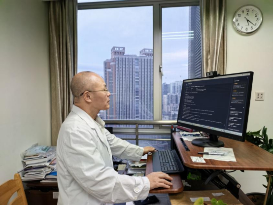 邓春华教授在使用未来医生