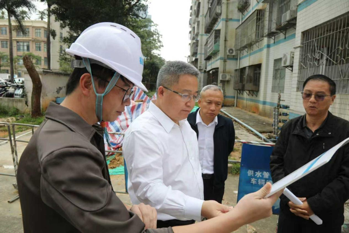 薄毅在港西小区调研老旧小区改造工作。