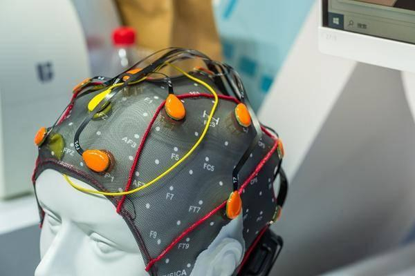 11月10日，上海浦东新区，第八届进博会上展示的非侵入式脑机接口技术。视觉中国供图