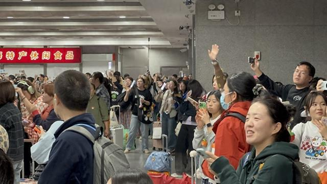 歌迷们在候车区域候车 铁路上海站供图