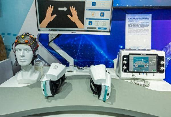 11月10日，上海浦东新区，第八届进博会上展示的非侵入式脑机接口技术。视觉中国供图