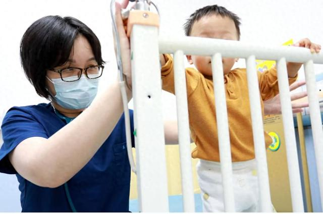 复旦大学附属儿科医院随访中心，医生为一名早产儿进行随访。本文图均为 复旦大学附属儿科医院 供图