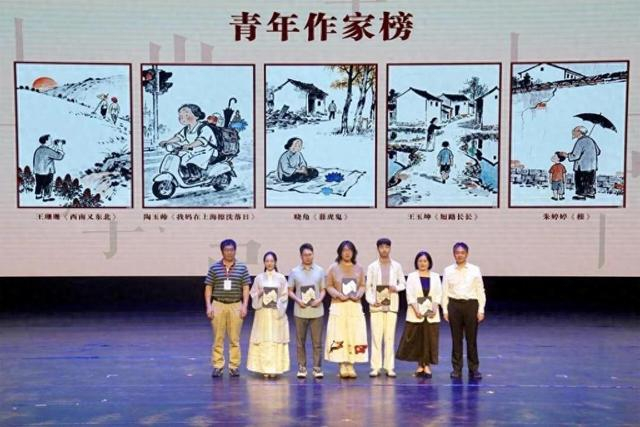 陶玉帅（左三）在丰子恺原创散文双年榜青年作家榜颁奖现场。 受访者 供图