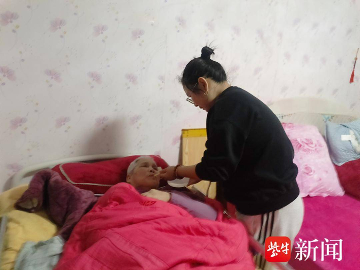 老母亲瘫痪卧床，再婚妻子这一举动让他动容