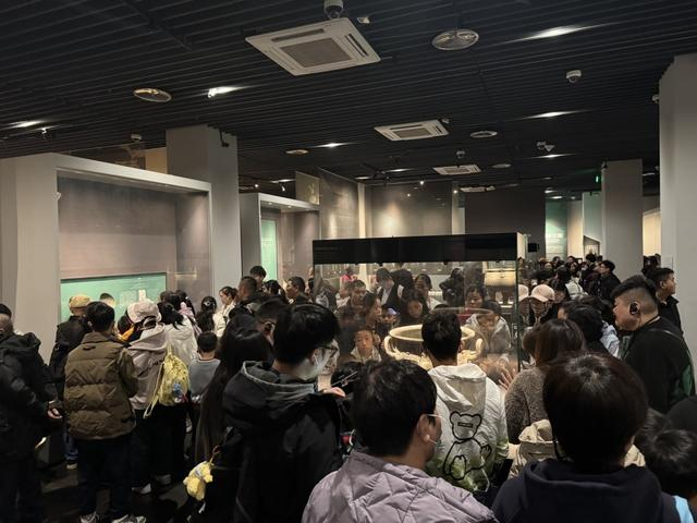 11月13日，西安博物院内“挤满”了四川口音的游客。（澎湃新闻记者 唐莹莹 摄）