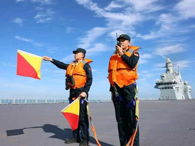 海军四川舰官兵正在进行航行观察瞭望。霍阳柯/摄