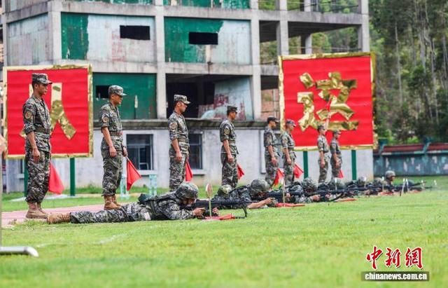 图为参赛官兵进行步枪精度射击。果志远 摄 